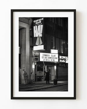Arbeiter aktualisiert Schild am Eingang des Comedy-Clubs in NYC