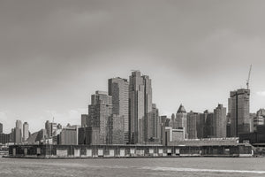 Terminal ribereña del muelle 76 bajo los rascacielos de Nueva York