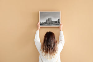 Arquitectura ribereña de Nueva York bajo un amplio cielo despejado
