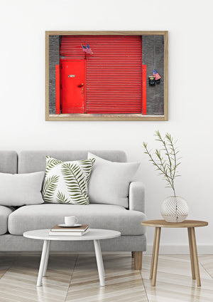 Photo couleur d'une porte de sécurité rouge numérotée 612