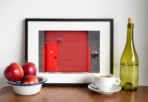 Détail architectural de New York avec portes en acier rouge et petits drapeaux