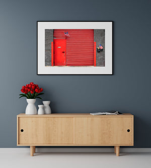 Porte rouge patinée et mur de briques dans une photographie de rue de New York