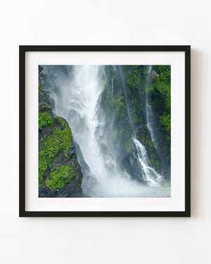 Neuseeländischer Fjordwasserfall, der über Klippen stürzt