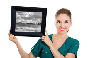 Schwarz-weiße Landschaft unter geschichteten Wolken