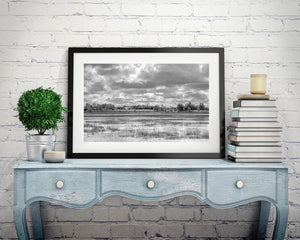 Ruhige Farmlandschaft mit Reflexionen und ein dramatischer Himmel