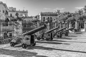 Foto en blanco y negro de cañones cubanos