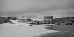 Ópera de Oslo y Museo Munch cubiertos de nieve sobre el agua helada del puerto