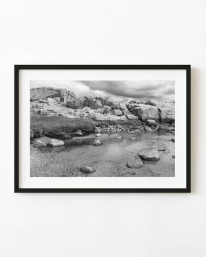 Granitufer und flaches Gezeitenwasser bei Peggy’s Cove, schwarz und weiß