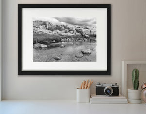 Ensenada de marea tranquila de Nueva Escocia rodeada de losas de granito texturizadas