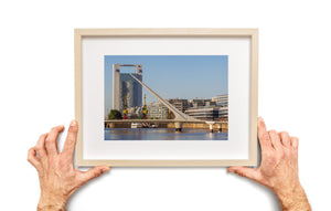 Puerto-Madero-Brücke mit Hafenkränen und moderner Architektur von Buenos Aires