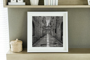 Callejón de Dubrovnik que se aleja entre edificios históricos de piedra bajo un cielo nublado