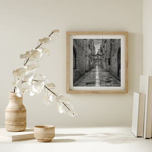 Fotografía monocromática de una calle vacía del casco antiguo de Dubrovnik en enero