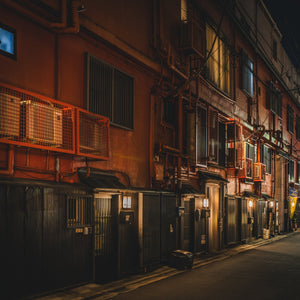 Strada laterale urbana di Tokyo con porte illuminate