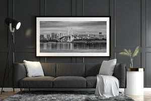 Foto in bianco e nero del Tokyo Rainbow Bridge e degli edifici della città