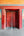 Puertas de madera rojas debajo de yeso naranja y adornos decorativos turquesa en Beijing