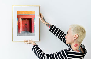 Pintura roja agrietada y herrajes de puerta de metal en una puerta histórica de Beijing