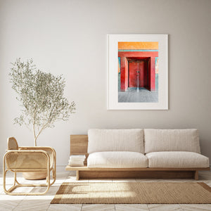 Fotografía vertical en color de las puertas rojas del palacio y un delgado haz de luz