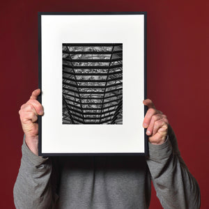 Fotografia verticale monocromatica di strutture in acciaio e vetro al Reichstag