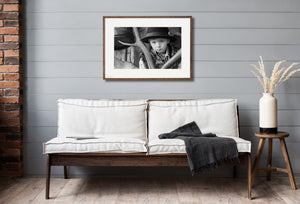 Garçon en vêtements roumains faits à la main regardant directement l’appareil photo.
