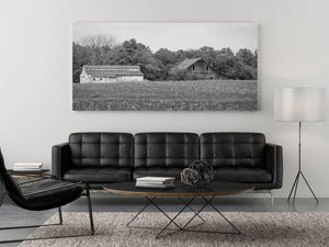 Terres agricoles monochromes de l'Indiana avec bâtiments au toit métallique et chaume de culture