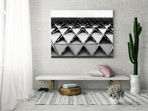 Monochrome geometrische Gebäudedetails mit sich wiederholenden dreieckigen Formen