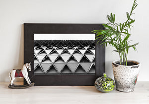 Blick nach oben auf metallene Sonnenschutzlamellen und scharfkantige Spiegelungen