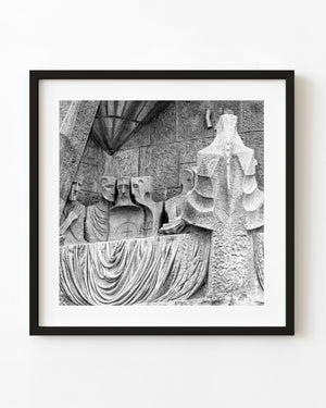 Skulptur des Letzten Abendmahls in der Sagrada Familia in Schwarz und Weiß