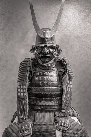 Oud Japans samuraipantser met verticale halvemaanvormige kabuto