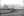 Venedig-Ufer mit gewölbter Santa Maria della Salute und vorbeifahrenden Booten