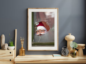 Weihnachtsmanngesicht mit Brille, das durch ein beschädigtes Milchglasfenster blickt