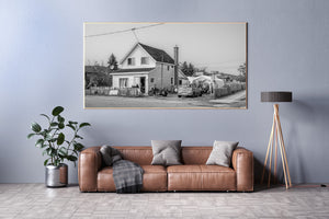 Haus in Schreiber mit weißer Fassadenverkleidung und davor geparkten Fahrzeugen