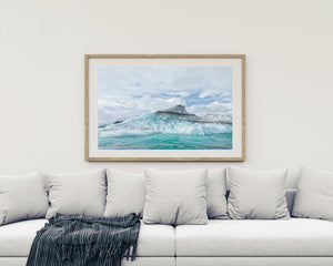 Agua de mar turquesa junto a un iceberg con rayas de sedimentos