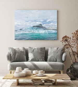 Iceberg azul pálido texturizado sobre agua color turquesa intenso