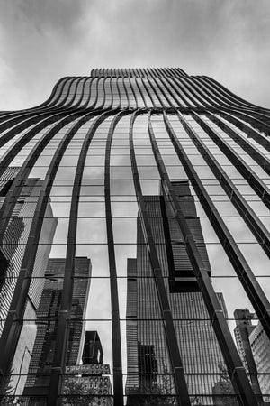 Reflektierende Glasfassade mit gebogenen vertikalen Lamellen in Seoul