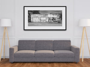 Schwarz-weißes Architekturfoto einer vernachlässigten Garage in Indiana