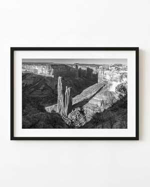 Spider Rock erhebt sich über dem Boden des Canyons in einer schwarz-weißen Wüstenlandschaft.