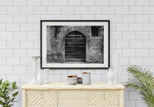 Estudio en blanco y negro de tablones de madera desgastados y mampostería italiana texturizada.