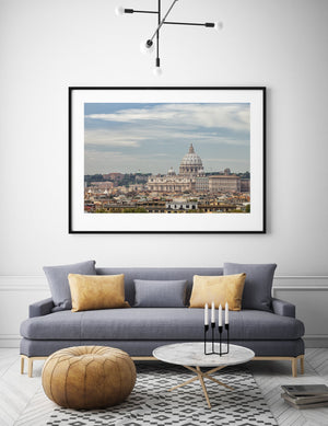 Skyline von Rom mit der Kuppel des Petersdoms, kleineren Kuppeln und sanften Wolken.
