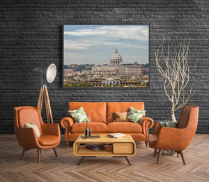 Farbfoto des Petersdoms und der dichten Dächer Roms.