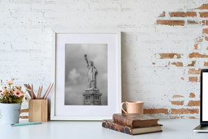 Schwarz-weißes New Yorker Foto der Freiheitsstatue unter grauen Wolken.