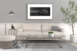 Weißes Kreidegraffiti füllt schwarze Felder in diesem Panorama-Straßenfoto von Sydney.