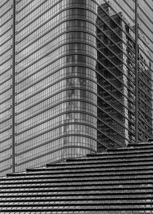 Toit de tuiles traditionnel sous un gratte-ciel moderne en verre de Tokyo