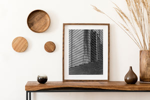 Toit japonais traditionnel et tour de verre moderne à Tokyo