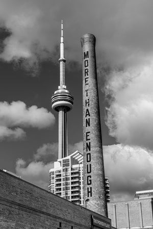 De industriële architectuurschoorsteen aan de waterkant van Toronto en CN Tower