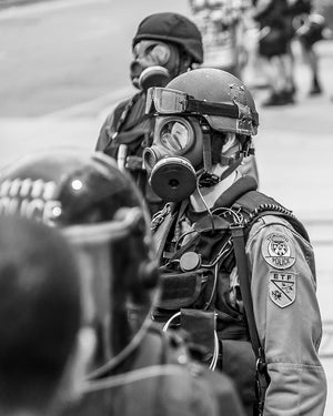 Ritratto documentario in bianco e nero di un agente di polizia di Toronto con una maschera antigas