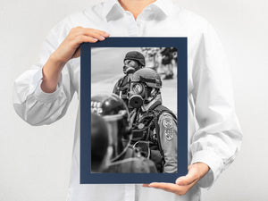 Agente di polizia di Toronto in equipaggiamento tattico, con maschera antigas e distintivi sulle spalle.
