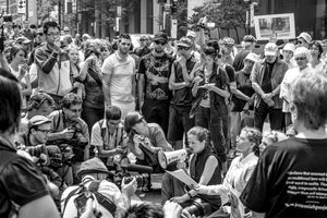 Czarno-białe zdjęcie przedstawiające tłum słuchający protestu G20 w Toronto