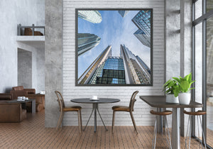 Quadratisches Architekturfoto mit Blick in den Himmel zwischen Hochhäusern in Toronto