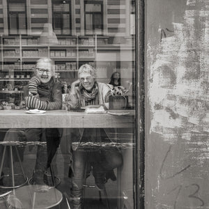 Vrouwen lachen in café in Oslo
