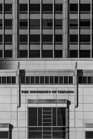Geometrische Stein- und Glasarchitektur über dem Schriftzug der University of Chicago.